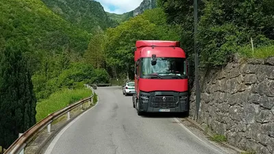 https://storage.ecodibergamo.it/media/photologue/2025/5/16/photos/cache/camion-bloccato-su-un-tornante-a-san-pellegrino-rimorchio-rimosso-ma-non-la-mo_5b4287fe-3276-11f0-99e4-bf0d44c68a29_1920_1080_display.webp
