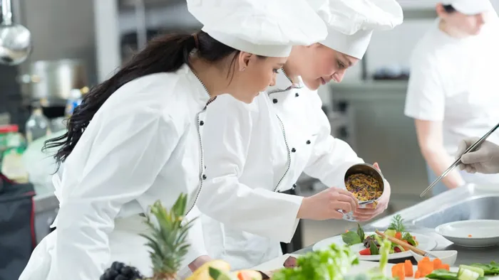 Dalla cucina alla vita: come trasformare i giovani in professionisti (e viceversa) Dalla cucina alla vita: come trasformare i giovani in professionisti (e viceversa)