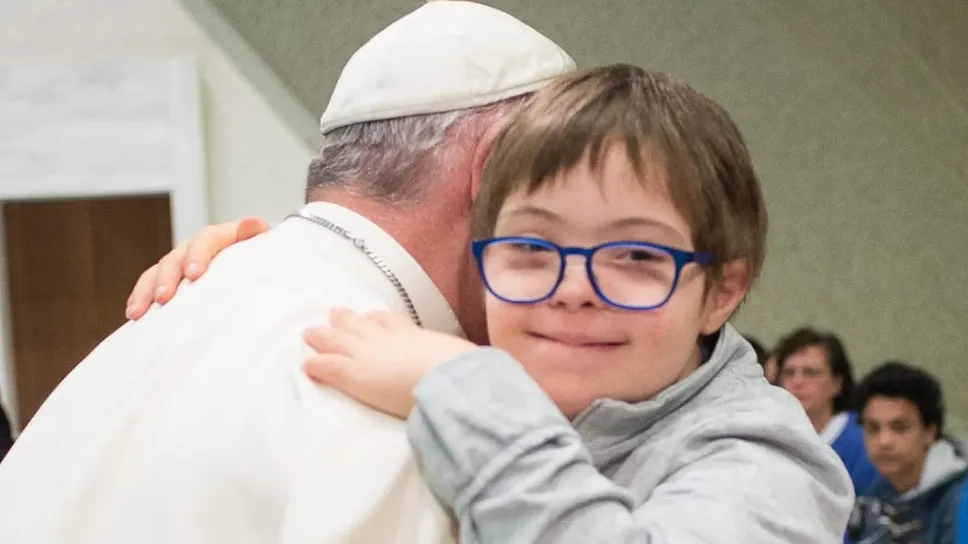 L’abbraccio di Papa Francesco a Letizia quando aveva cinque anni a un’udienza con l’associazione ConGiulia L’abbraccio di Papa Francesco a Letizia quando aveva cinque anni a un’udienza con l’associazione ConGiulia
