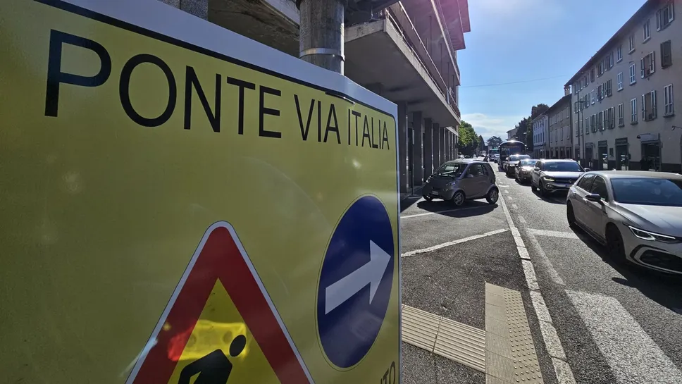 La segnaletica che indica la chiusura di un senso del ponte sul Serio di via Italia a Seriate. Il primo lunedì è stato segnato da un traffico maggiore, ma i disagi sono stati contenuti La segnaletica che indica la chiusura di un senso del ponte sul Serio di via Italia a Seriate. Il primo lunedì è stato segnato da un traffico maggiore, ma i disagi sono stati contenuti
