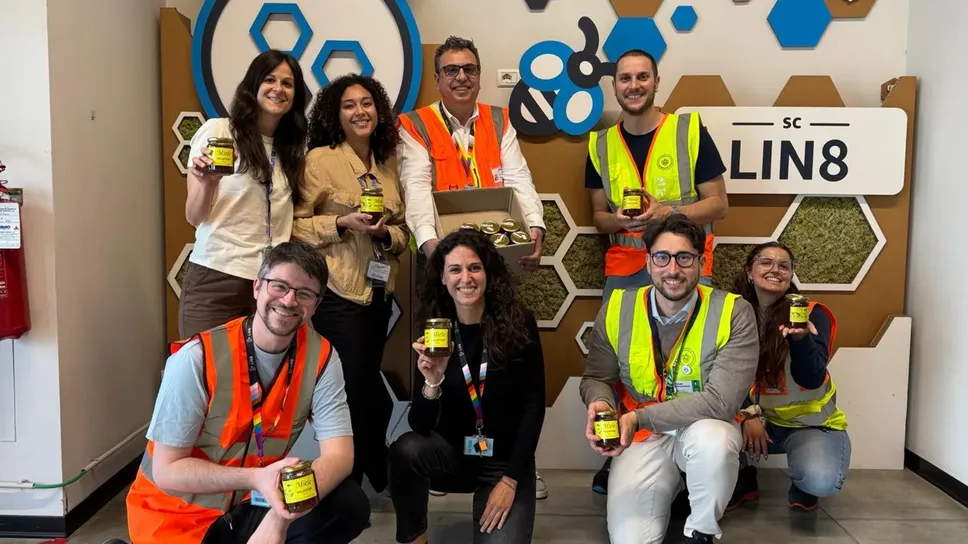Alcuni dipendenti Amazon con il miele a km zero regalato dall’azienda che ha una sede a Casirate Alcuni dipendenti Amazon con il miele a km zero regalato dall’azienda che ha una sede a Casirate