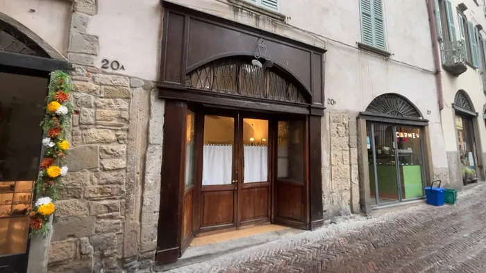 la curiosa insegna del barbiere sulla corsarola e le false finestre di citt224 alta il podcast