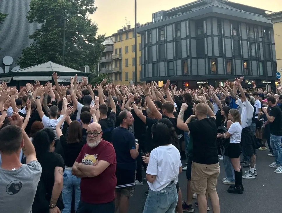 I tifosi sotto la sede dei Percassi