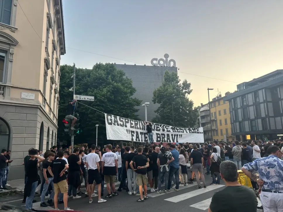 Lo striscione appeso
