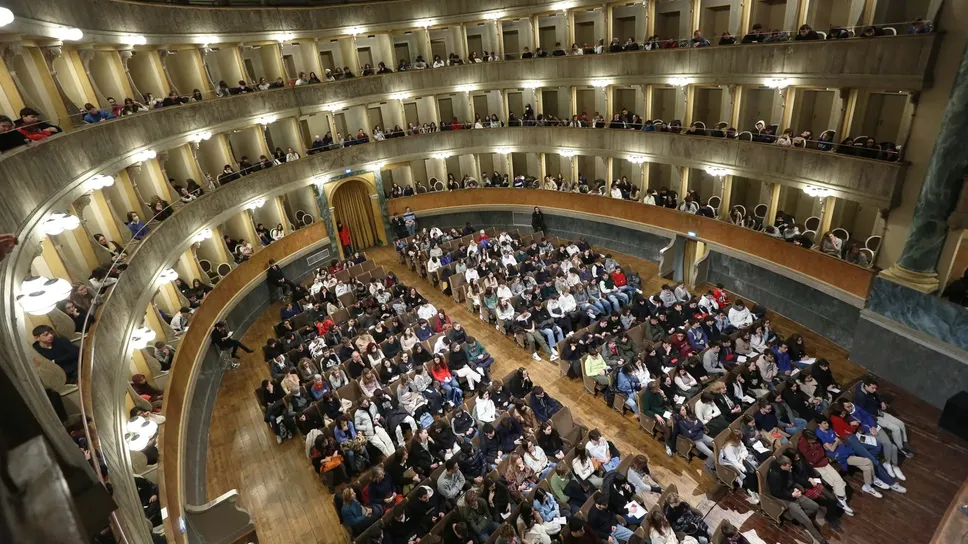 Una platea giovane al Teatro Donizetti Una platea giovane al Teatro Donizetti