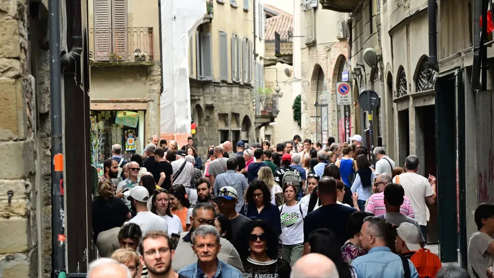 Mai come in questi giorni di ponte si era visto in città un numero così elevato di turisti. E così cresce anche la domanda di accoglienza Mai come in questi giorni di ponte si era visto in città un numero così elevato di turisti. E così cresce anche la domanda di accoglienza