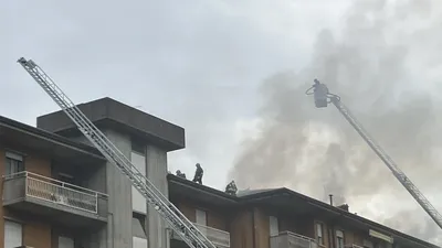 https://storage.ecodibergamo.it/media/photologue/2025/5/4/photos/cache/fiamme-su-un-tetto-di-unedificio-a-cene-due-persone-intossicate-fotovideo_20fed1a0-28ea-11f0-809d-fcf281822f6f_1920_1080_display.webp