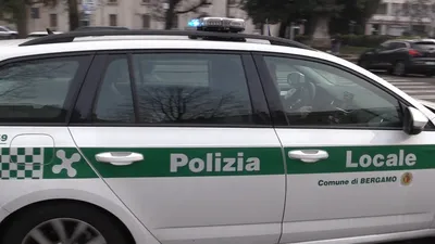https://storage.ecodibergamo.it/media/photologue/2025/5/5/photos/cache/bergamo-tenta-la-fuga-dagli-agenti-scagliandogli-contro-la-bicicletta-arrestat_d8119290-29c8-11f0-a085-40548a8f6d19_1920_1080_display.webp