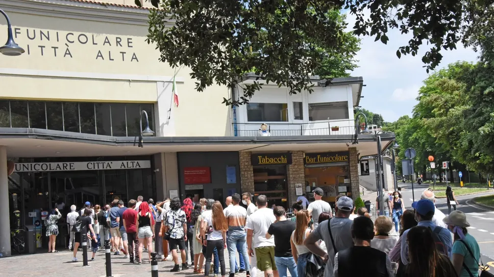 La coda alla funicolare La coda alla funicolare