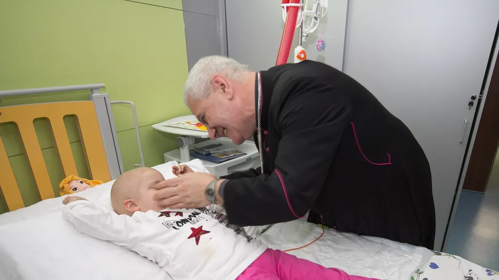 Vescovo Francesco Beschi visita un bambino malato nell'ospedale Papa Giovanni XXIII di Bergamo Vescovo Francesco Beschi visita un bambino malato nell'ospedale Papa Giovanni XXIII di Bergamo