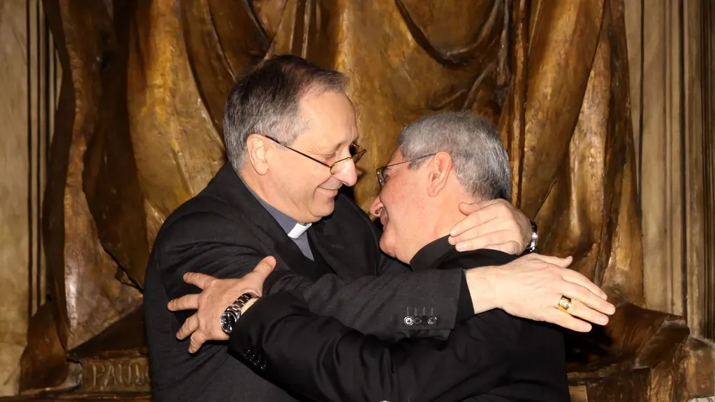 L'abbraccio del nuovo vescovo di Bergamo, monsignor Francesco Beschi con quello di Brescia, monsignor Luciano Monari, subito dopo la lettura della nomina alla delegazione della stampa bergamasca L'abbraccio del nuovo vescovo di Bergamo, monsignor Francesco Beschi con quello di Brescia, monsignor Luciano Monari, subito dopo la lettura della nomina alla delegazione della stampa bergamasca