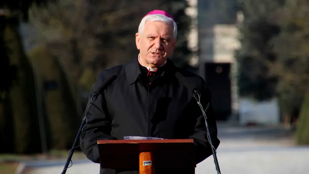 Cimitero di Bergamo il vescovo Francesco Beschi alla cerimonia interrreligiosa di ricordo dei morti di coronavirus covid Cimitero di Bergamo il vescovo Francesco Beschi alla cerimonia interrreligiosa di ricordo dei morti di coronavirus covid