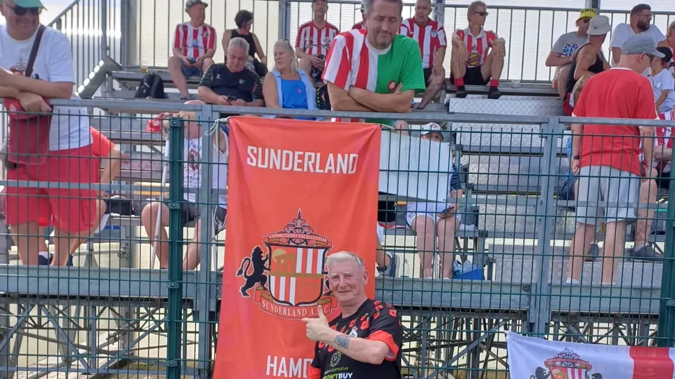 La tribuna con i tifosi del Sunderland. In primo piano Ken La tribuna con i tifosi del Sunderland. In primo piano Ken