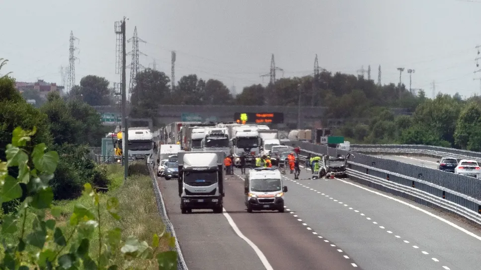 Un immagine dell’incidente in Brebemi. L’uomo era stato caricato d’urgenza sull’elisoccorso decollato da Milano e ricoverato al Niguarda martedì 17 giugno Un immagine dell’incidente in Brebemi. L’uomo era stato caricato d’urgenza sull’elisoccorso decollato da Milano e ricoverato al Niguarda martedì 17 giugno
