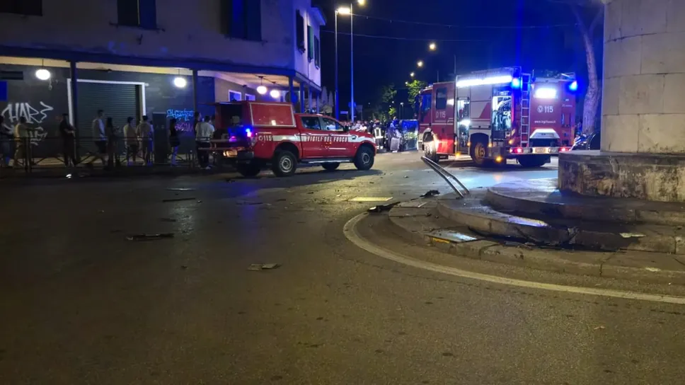 Un’auto ribaltata con 4 giovani a bordo in via Locatelli a Dalmine, alla rotonda dell’antenna nella notte tra l’1 e il 2 giugno Un’auto ribaltata con 4 giovani a bordo in via Locatelli a Dalmine, alla rotonda dell’antenna nella notte tra l’1 e il 2 giugno