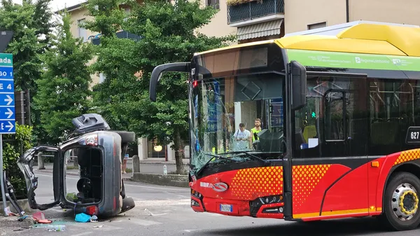 L’incidente tra auto e bus in corso Europa a Scanzorosciate