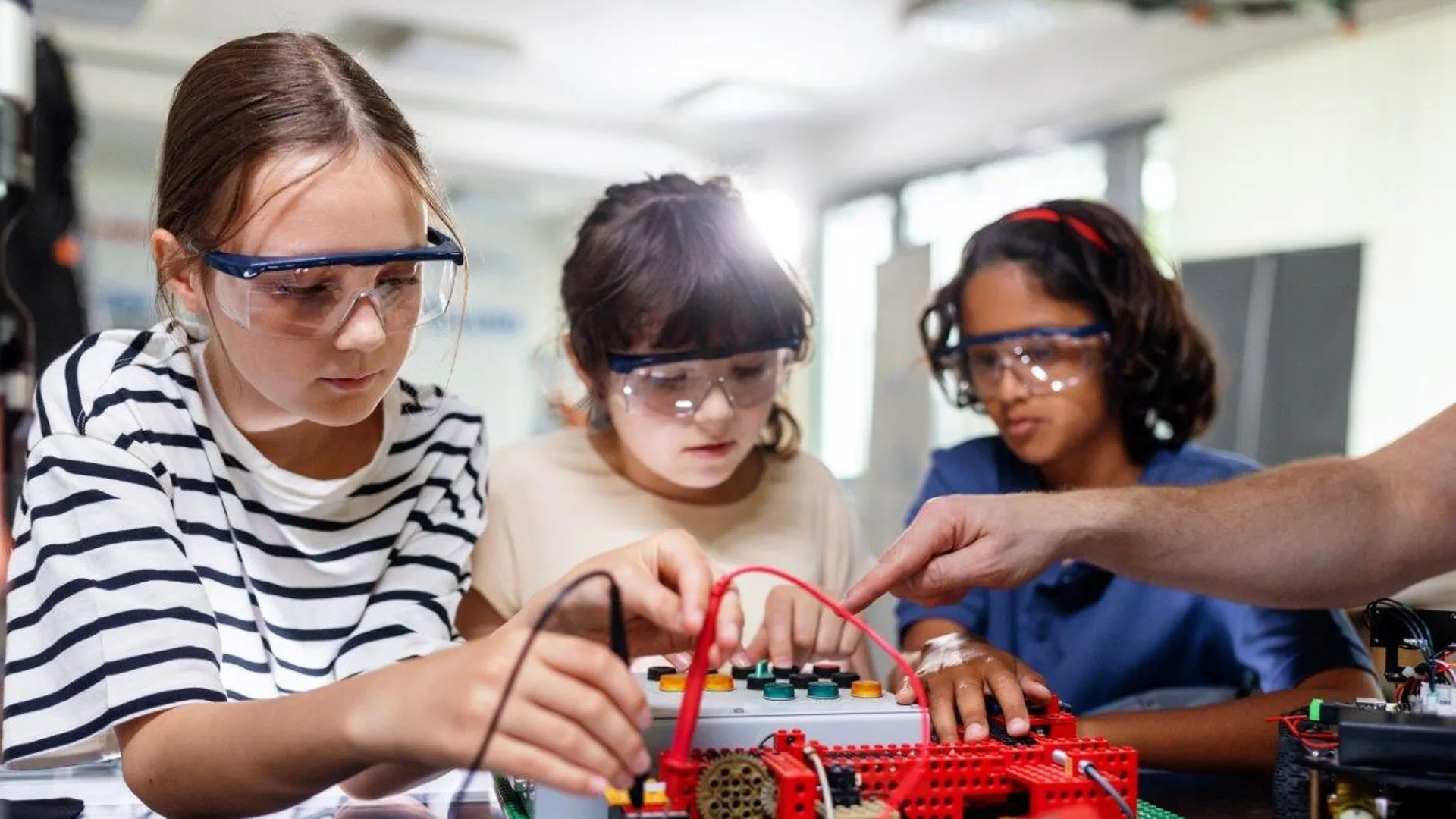 In classe si impara giocando con robot, LEGO®, blocchi di codice e gaming In classe si impara giocando con robot, LEGO®, blocchi di codice e gaming