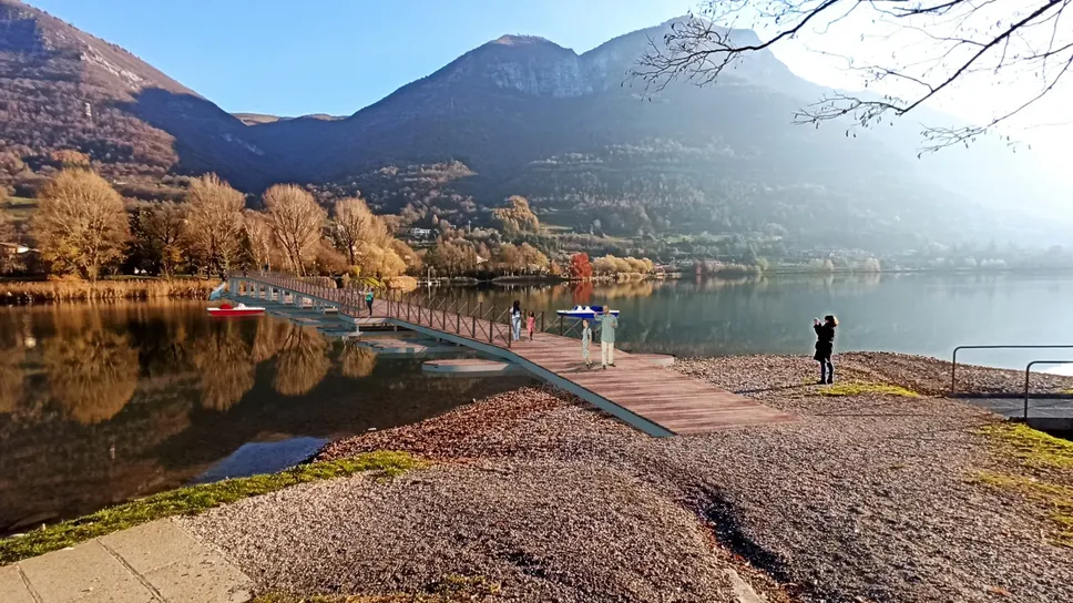 Un rendering della passerella galleggiante che sarà realizzata sul lago d’Endine Un rendering della passerella galleggiante che sarà realizzata sul lago d’Endine