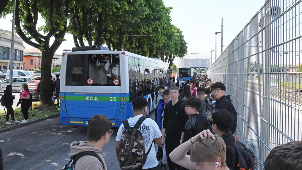 Studenti diretti ai pullman alla stazione di Romano di Lombardia Studenti diretti ai pullman alla stazione di Romano di Lombardia