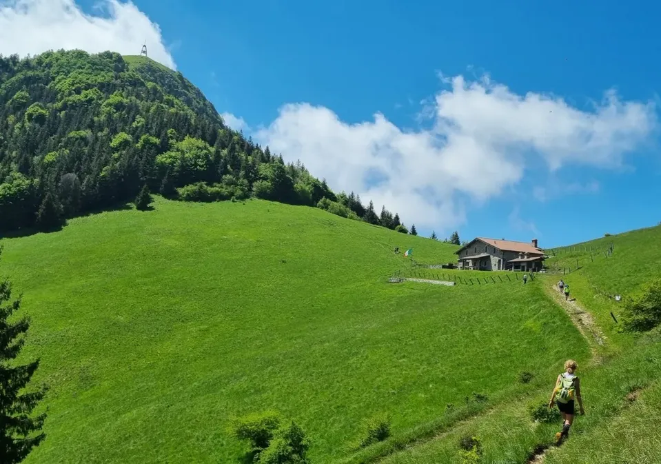 Il rifugio Gombo alto e il Monte Bronzone