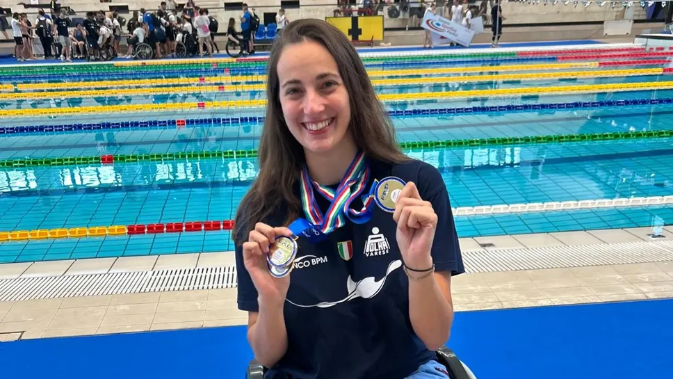 Giulia Terzi sorridente a Napoli con le medaglie tricolori al collo. La 29enne campionessa di Arzago d’Adda ha trascinato la PolHa Varese al titolo a squadre grazie ai successi nei 50 farfalla, col nuovo primato italiano migliorato dopo 9 anni) e nelle staffette 4x100 stile, 4x50 stile e 4x100 misti. Per lei anche due argenti Giulia Terzi sorridente a Napoli con le medaglie tricolori al collo. La 29enne campionessa di Arzago d’Adda ha trascinato la PolHa Varese al titolo a squadre grazie ai successi nei 50 farfalla, col nuovo primato italiano migliorato dopo 9 anni) e nelle staffette 4x100 stile, 4x50 stile e 4x100 misti. Per lei anche due argenti