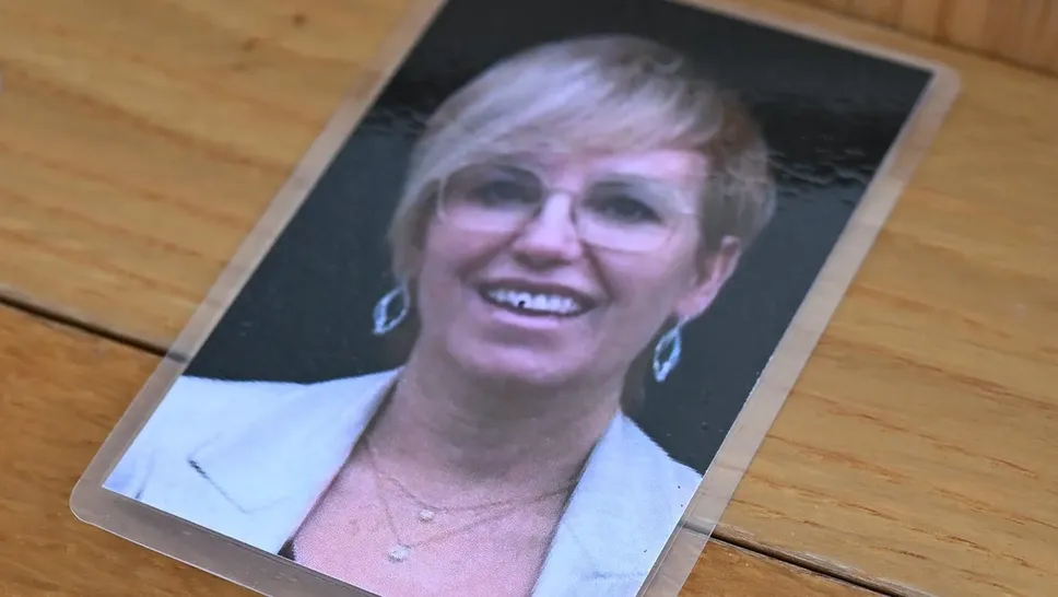 Una foto ricordo di Loretta Maggione appoggiata sui banchi della chiesa di Cologno al Serio dove la mattina dell’11 luglio si sono svolti i funerali della donna morta mercoledì in un incidente stradale ad Azzano. Una foto ricordo di Loretta Maggione appoggiata sui banchi della chiesa di Cologno al Serio dove la mattina dell’11 luglio si sono svolti i funerali della donna morta mercoledì in un incidente stradale ad Azzano.