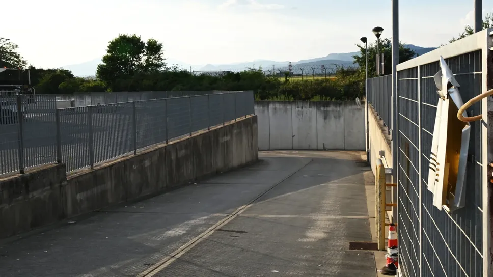 L’ingresso che porta al deposito abusivo di carburante L’ingresso che porta al deposito abusivo di carburante