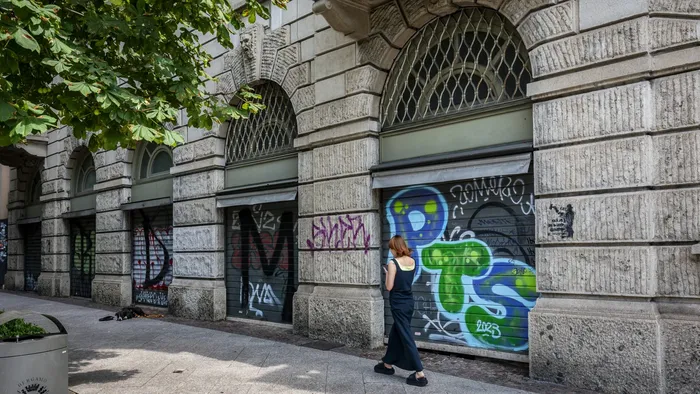 https://storage.ecodibergamo.it/media/photologue/2025/7/15/photos/cache/viale-papa-giovanni-xxiii-a-bergamo-il-tratto-dimenticato-e-i-negozi-chiudono_6f7b53be-60ec-11f0-83bc-1f81b73d2d8d_1920_1080_v3_large_16_9.webp