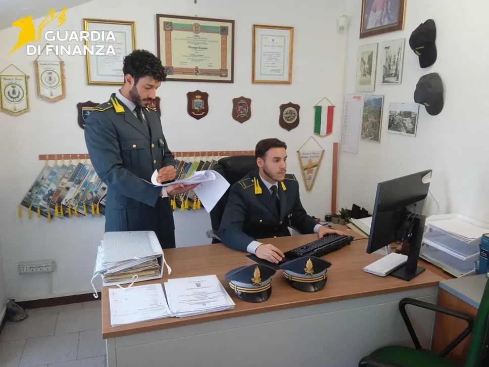 Guardia di finanza al lavoro