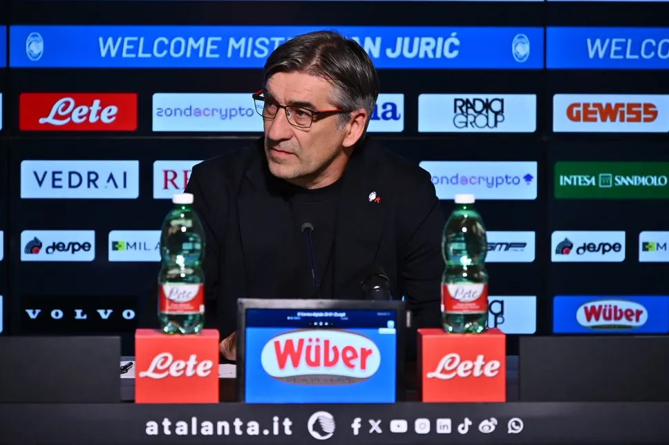Ivan Juric durante la presentazione dello staff
