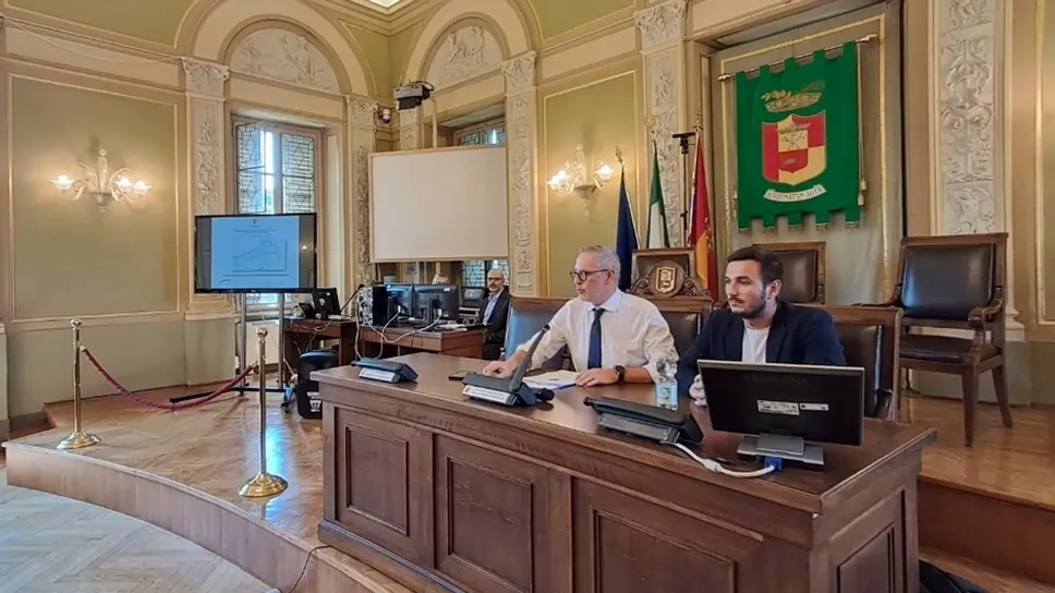 Il presidente Pasquale Gandolfi introduce la presentazione. Accanto a lui Francesco Micheli, consigliere delegato alle grandi infrastrutture Il presidente Pasquale Gandolfi introduce la presentazione. Accanto a lui Francesco Micheli, consigliere delegato alle grandi infrastrutture