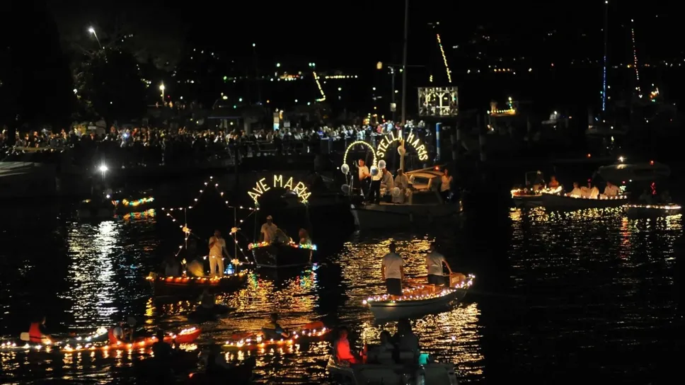 Le barche illuminate sfileranno in processione di fronte al lungolago Le barche illuminate sfileranno in processione di fronte al lungolago