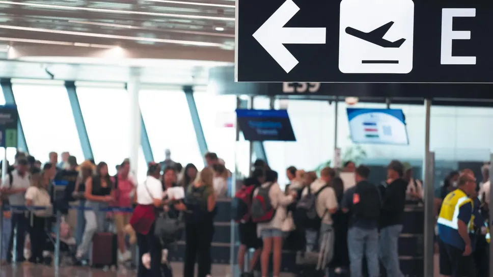 Passeggeri in attesa dell’imbarco in un aeroporto Passeggeri in attesa dell’imbarco in un aeroporto