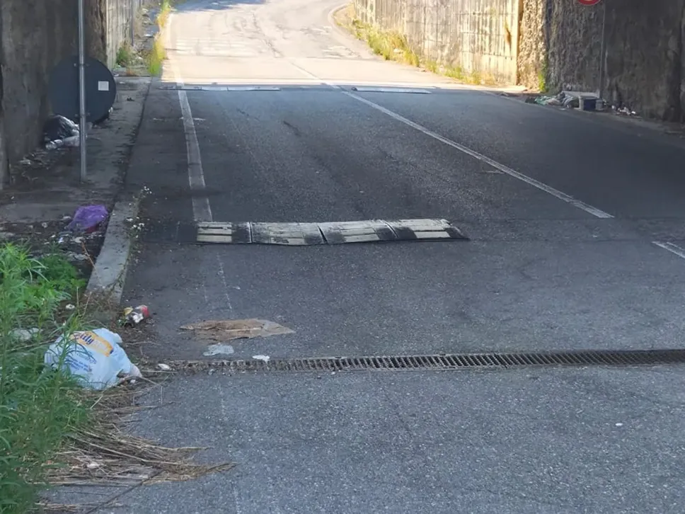 Il sottopasso dal quale si accede all’area: sporcizia su entrambi i lati