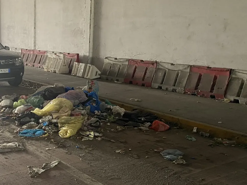 Un posto auto completamente occupato dall’immondizia abbandonata
