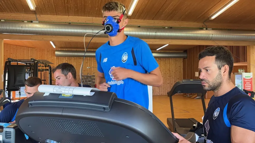 Charles De Ketelaere al tapis roulant nel test con il metabolimetro