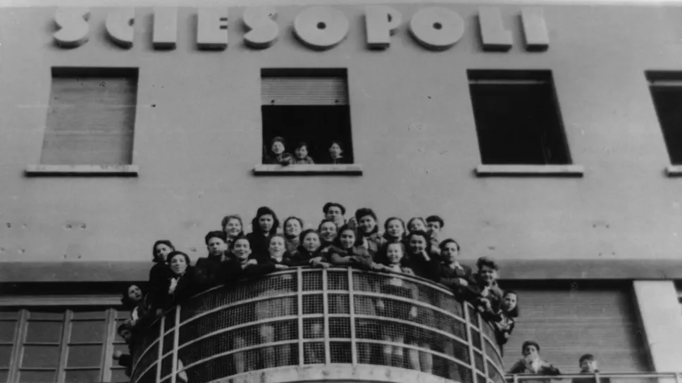 In una foto del 1946, i bambini ospitati a Sciesopoli In una foto del 1946, i bambini ospitati a Sciesopoli