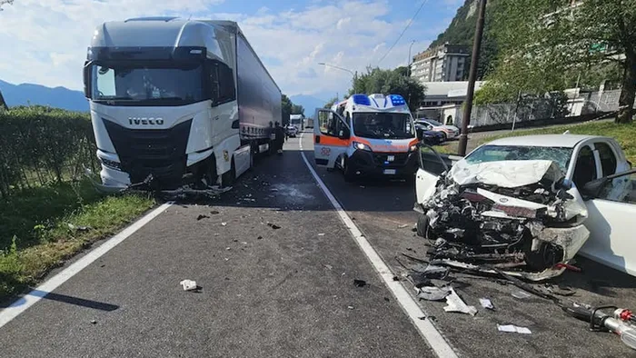 Frontale con un tir, muoiono due coniugi di 67 anni, la figlia è molto grave Frontale con un tir, muoiono due coniugi di 67 anni, la figlia è molto grave
