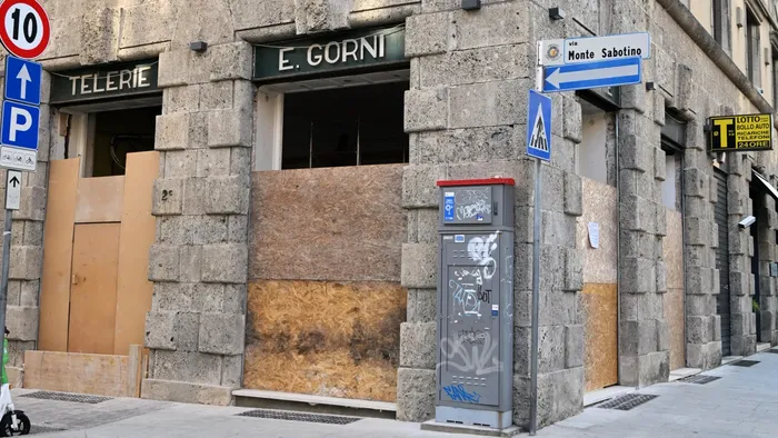 il risiko dei negozi nel centro largo belotti riaprono le porte dell8217ex fiorista