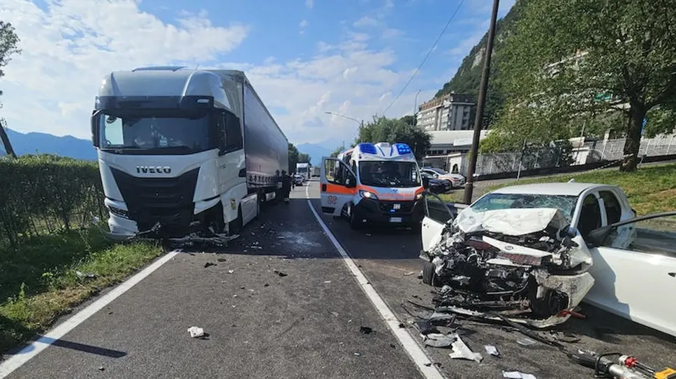 L’auto dei coniugi distrutta dopo lo schianto di mercoledì a Levata L’auto dei coniugi distrutta dopo lo schianto di mercoledì a Levata