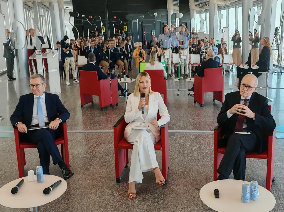 Da sinistra Paolo Bonassi (Intesa Sanpaolo), Simona Tironi (assessore Istruzione, formazione e lavoro Regione Lombardia) e Giovanni Azzone (pres. Fondazione Cariplo) Da sinistra Paolo Bonassi (Intesa Sanpaolo), Simona Tironi (assessore Istruzione, formazione e lavoro Regione Lombardia) e Giovanni Azzone (pres. Fondazione Cariplo)