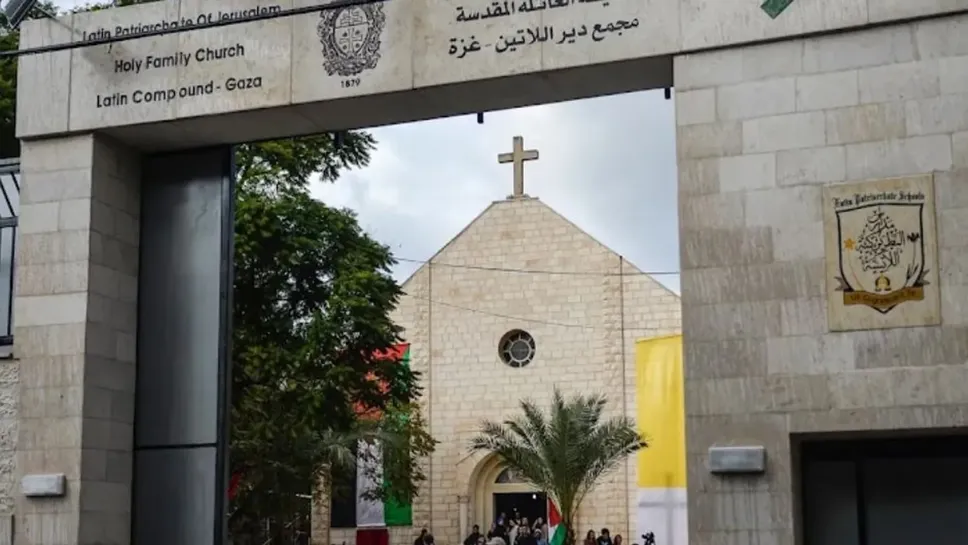 L’ingresso della parrocchia cattolica della Sacra Famiglia a Gaza, colpita ieri da una bomba L’ingresso della parrocchia cattolica della Sacra Famiglia a Gaza, colpita ieri da una bomba