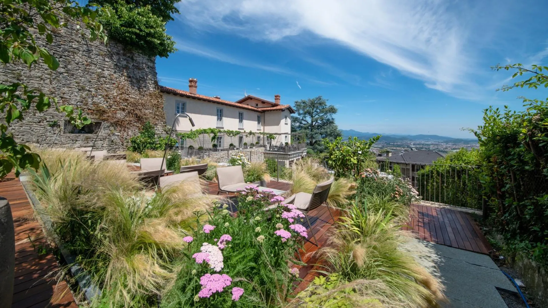 «Relais San Vigilio» apre il suggestivo bistrot in terrazza «Relais San Vigilio» apre il suggestivo bistrot in terrazza