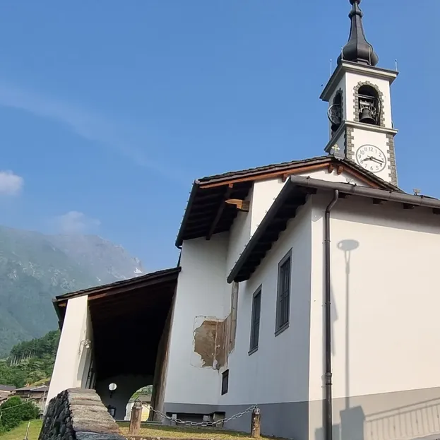 Luci ed ombre presso la chiesa di Valgoglio