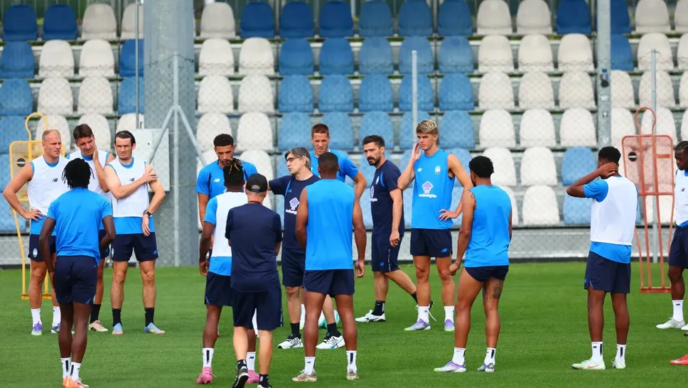 Una fase dell’allenamento di sabato 19 luglio a Zingonia, con il tecnico Ivan Juric al centro del gruppo. Domenica 20 l’Atalanta resterà a riposo e riprenderà lunedì 21 con una doppia seduta al mattino e al pomeriggio. Sabato 26 luglio è in programma la prima amichevole stagionale, a Clusone con l’Under 23.
