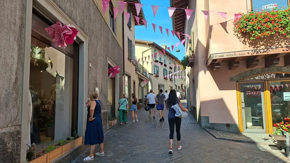 Via Bartolomeo Nazzari è una delle vie di Clusone caratterizzate dalla presenza di negozi Via Bartolomeo Nazzari è una delle vie di Clusone caratterizzate dalla presenza di negozi