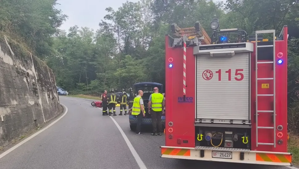 Incidente a Solto Collina lungo la strada provinciale 77 che collega il paese all’ex statale del Tonale: morto un motociclista e quattro feriti