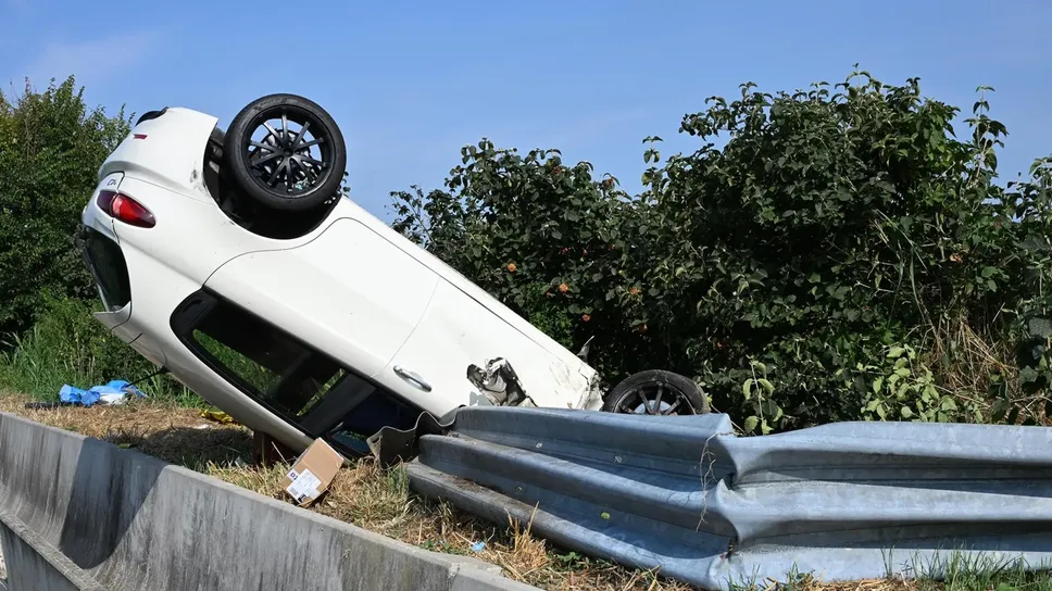 L’auto ribaltata a bordo strada