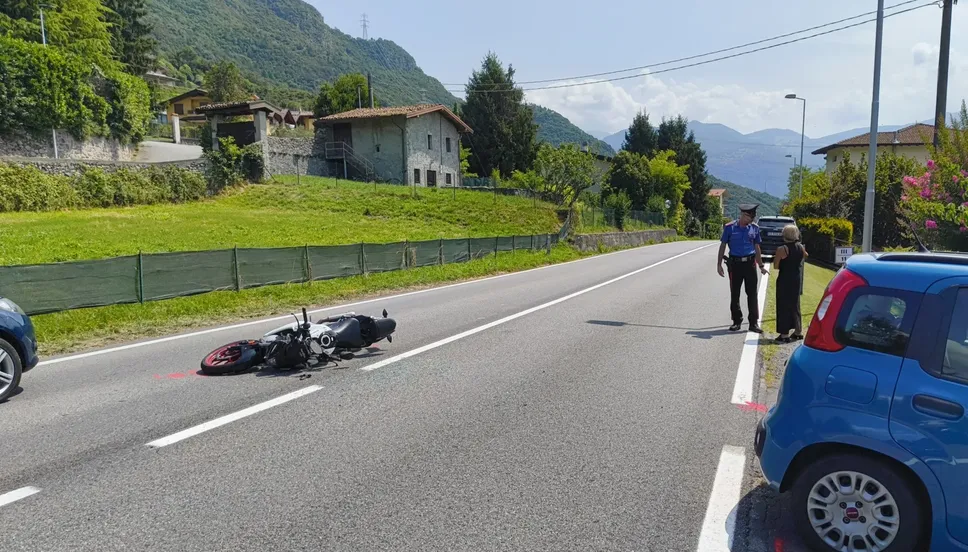 L’incidente in moto nella frazione di Sellere di Sovere: ferito un ventenne di Brescia