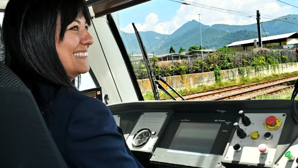 La conducente Ivana Sulfaro è una delle cinque donne che fanno parte del personale viaggiante di Teb La conducente Ivana Sulfaro è una delle cinque donne che fanno parte del personale viaggiante di Teb
